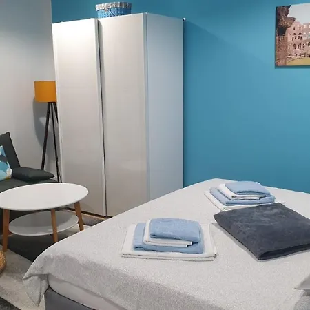 Blue Door In Feriehus Pula