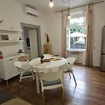 بيت للعطل Blue Door In *
