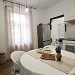 Blue Door In بيت للعطل