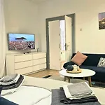 بيت للعطل Blue Door In *